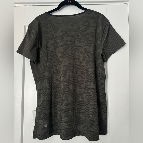 NWT Lululemon Run For Days Short Sleeve in Deep Camo - Picture 5 of 7